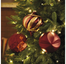 Sapin de Noël décoré avec des boules de Noël