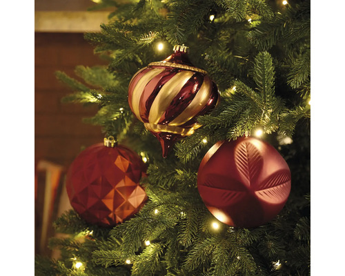 Sapin de Noël décoré avec des boules de Noël