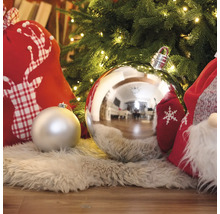 Boules de Noël décoratives sous un sapin de Noël avec des lumières et des cadeaux