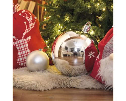 Boules de Noël décoratives sous un sapin de Noël avec des lumières et des cadeaux