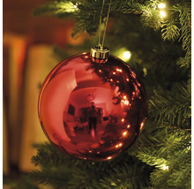 Boule de Noël rouge sur le sapin de Noël