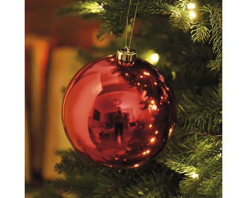 Boule de Noël rouge sur le sapin de Noël