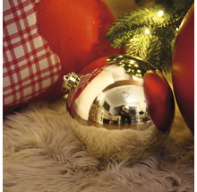 Boules de Noël décoratives sur un tapis moelleux