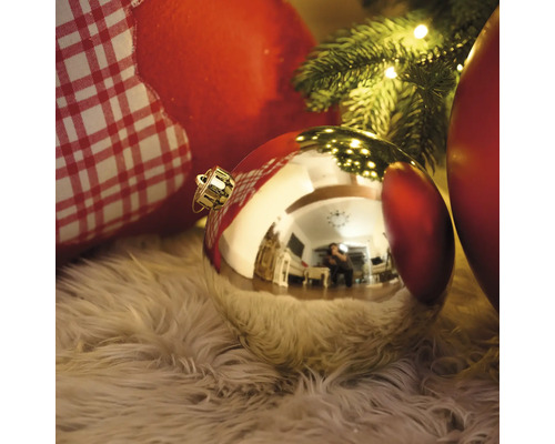 Boules de Noël décoratives sur un tapis moelleux