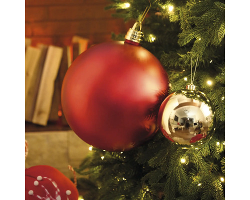Arbre de Noël avec boule de Noël rouge et dorée