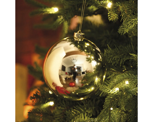 Sapin de Noël avec boule de Noël dorée