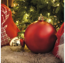 Arbre de Noël décoré avec boules de Noël et décorations