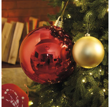 Gros plan de boules de Noël rouges et dorées dans le sapin de Noël
