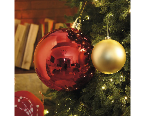 Gros plan de boules de Noël rouges et dorées dans le sapin de Noël