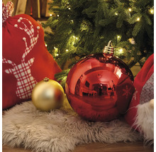 Scène de Noël décorative avec boules de Noël, sac de cadeaux et guirlande lumineuse sous un sapin de Noël