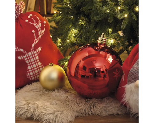 Scène de Noël décorative avec boules de Noël, sac de cadeaux et guirlande lumineuse sous un sapin de Noël