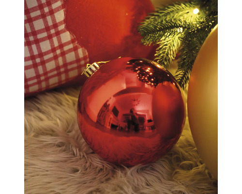 Boules de Noël décoratives sous un arbre de Noël illuminé.