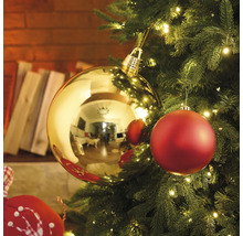 Sapin de Noël décoré avec des boules de Noël dorées et rouges