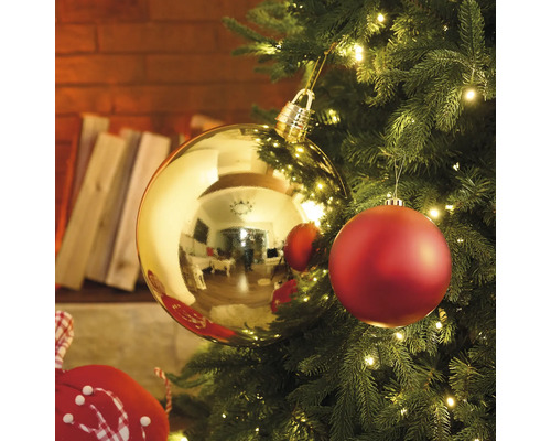 Sapin de Noël décoré avec des boules de Noël dorées et rouges