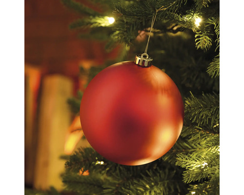 Boule de Noël rouge sur sapin de Noël