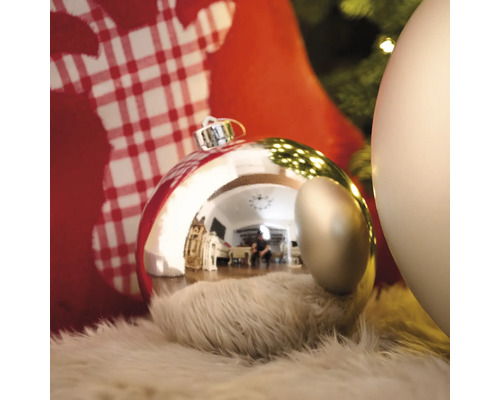 Décoration de Noël avec boules de Noël sur une surface moelleuse