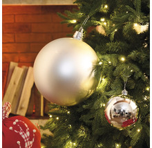 Gros plan d''un sapin de Noël avec des boules argentées et des guirlandes lumineuses