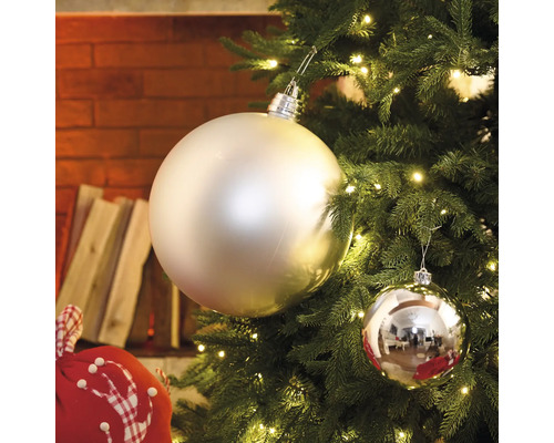 Gros plan d''un sapin de Noël avec des boules argentées et des guirlandes lumineuses