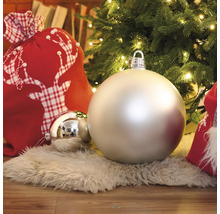 Scène de Noël avec sapin de Noël, boules de Noël et sac de cadeaux