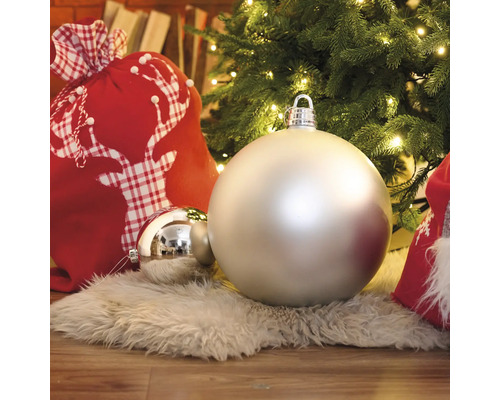 Scène de Noël avec sapin de Noël, boules de Noël et sac de cadeaux