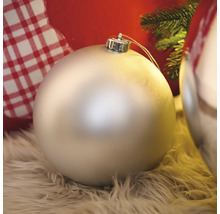 Boule de Noël sur un tapis