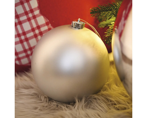 Boule de Noël sur un tapis