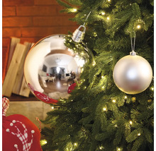Sapin de Noël décoré avec des boules de Noël et des lumières
