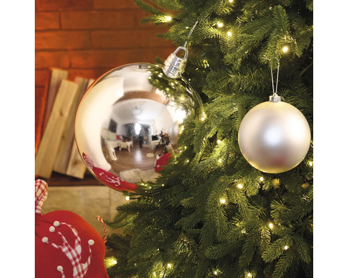 Sapin de Noël décoré avec des boules de Noël et des lumières