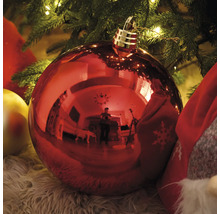 Boule de Noël rouge sous un arbre de Noël