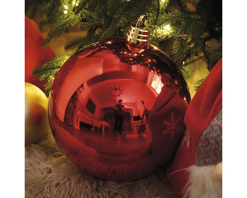 Boule de Noël rouge sous un arbre de Noël