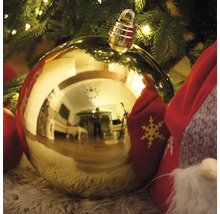 Boule de Noël dorée avec suspension devant un sapin de Noël