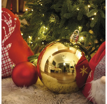 Scène avec des boules de Noël et des décorations sur un tapis sous un arbre de Noël
