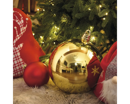Scène avec des boules de Noël et des décorations sur un tapis sous un arbre de Noël