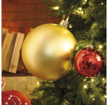 Sapin de Noël décoré avec des boules de Noël