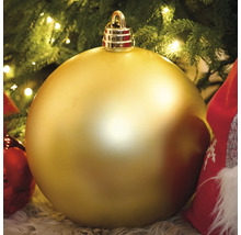 Boule de sapin de Noël dorée sous un sapin de Noël