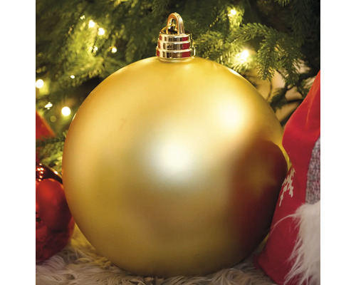 Boule de sapin de Noël dorée sous un sapin de Noël