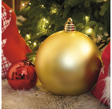Boules de Noël dorées et rouges sous un sapin de Noël