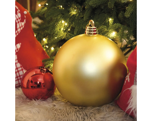 Boules de Noël dorées et rouges sous un sapin de Noël