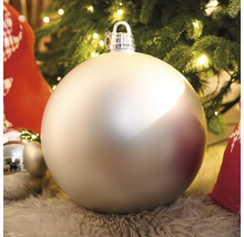 Grosse Christbaumkugel unter einem Weihnachtsbaum