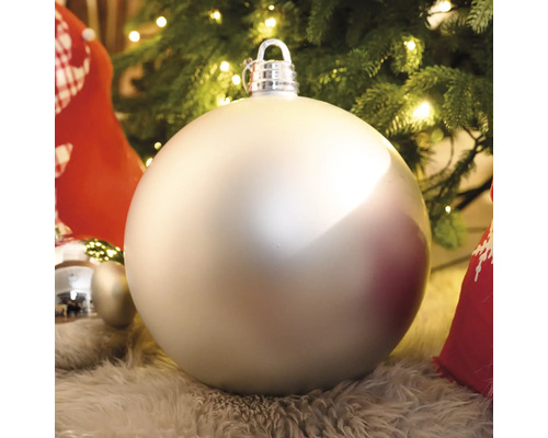 Grosse Christbaumkugel unter einem Weihnachtsbaum