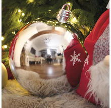 Boule de Noël argentée sous le sapin de Noël