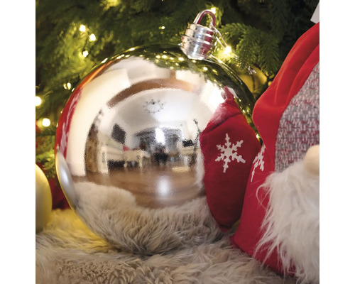 Boule de Noël argentée sous le sapin de Noël