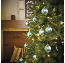 Weihnachtsbaum geschmückt mit Christbaumkugeln und Lichtern