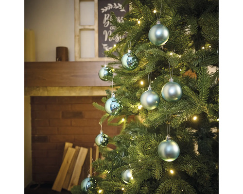 Weihnachtsbaum geschmückt mit Christbaumkugeln und Lichtern