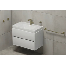 Badezimmer mit Waschtischunterschrank, Waschbecken, Armatur, Handtuchhalter, Seifenspender und Wandhaken