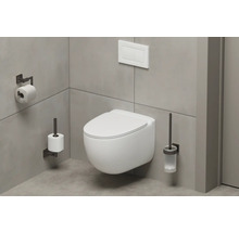 WC suspendu avec porte-papier toilette et balayette dans une salle de bain