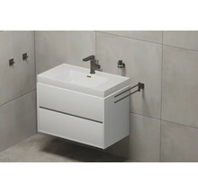 Waschtisch mit Unterschrank, Armatur und Handtuchhalter im Badezimmer