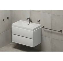 Badezimmer mit Waschbeckenunterschrank, Armatur, Handtuchhalter, Seifenspender und Haken