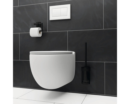 Wandhängendes WC mit Toilettenbürste, Spülkasten und Toilettenpapierhalter in einem Badezimmer