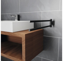 Waschbecken mit Armatur auf Holzunterschrank und schwenkbarer Handtuchhalter an grauer Wand